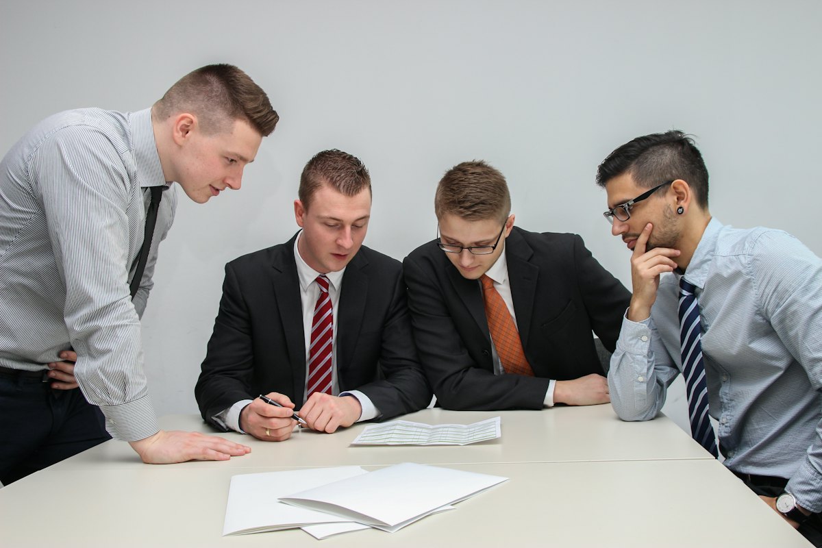 Equipe revisando documentos sobre a mesa