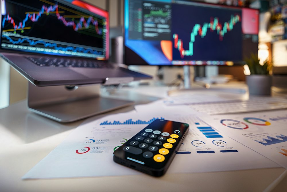 Calculadora e relatórios financeiros sobre a mesa de trabalho